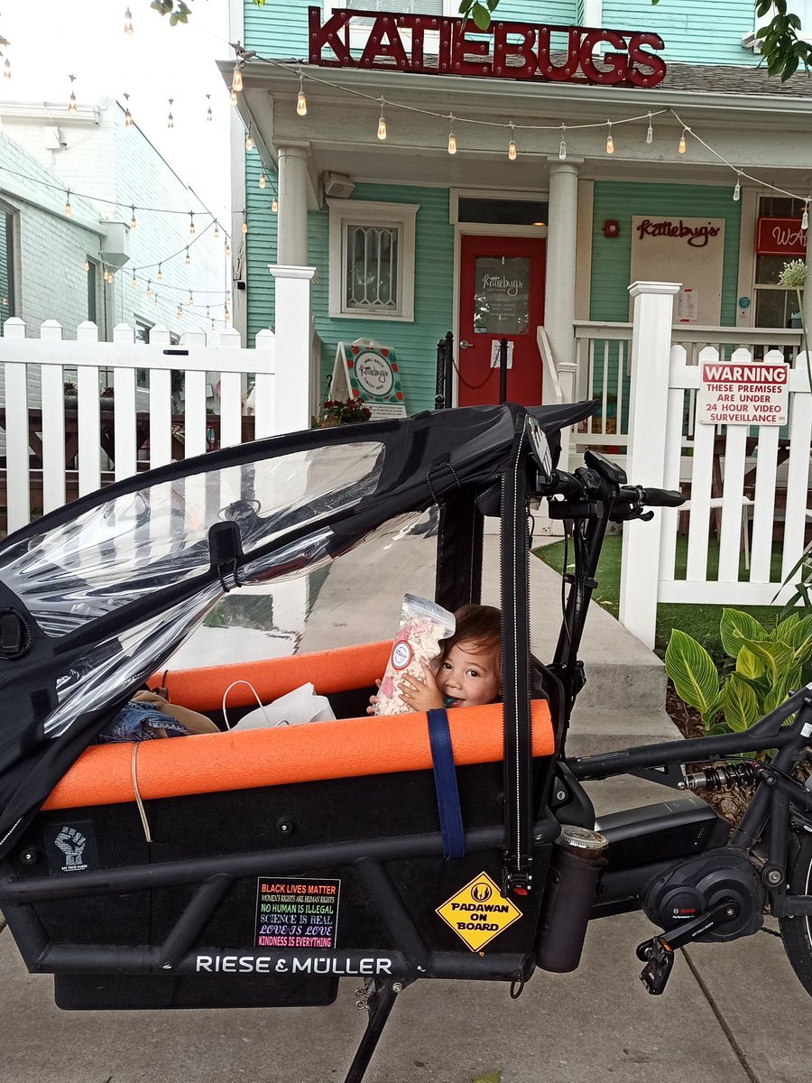 carlitecarfangs's tweet image. Early morning bulky errands, commute to daycare and work, and picking up tasty treats from @katiebugsokc @AutoAlleyOKC on the way home before the rain.

@ACOGOK scavenger hunt:
☑ bike rack
☑ favorite local shop

#BikeCentralOK
#BikeLocalShopLocal
#CargoBikeLife