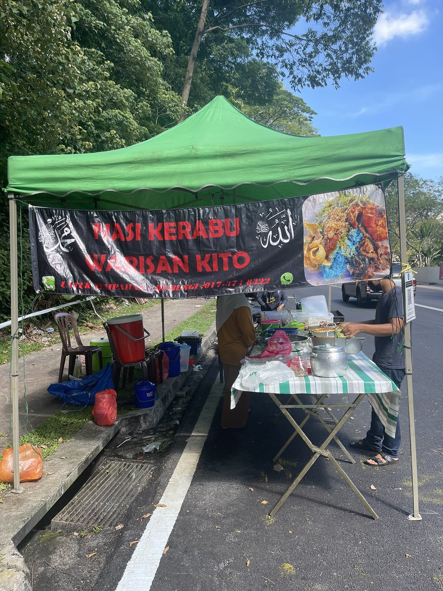 YobJelebor's tweet photo. Ya tuhan. Nasi kerabu ayam bakar 2 ketul, daging kerutuk. Harga rm6. Bila ditegur murahnya harga. Dijawab. “Akak nak customer  mari semula jaaa dik” kaw kaw! https://t.co/XpOeE93eNB