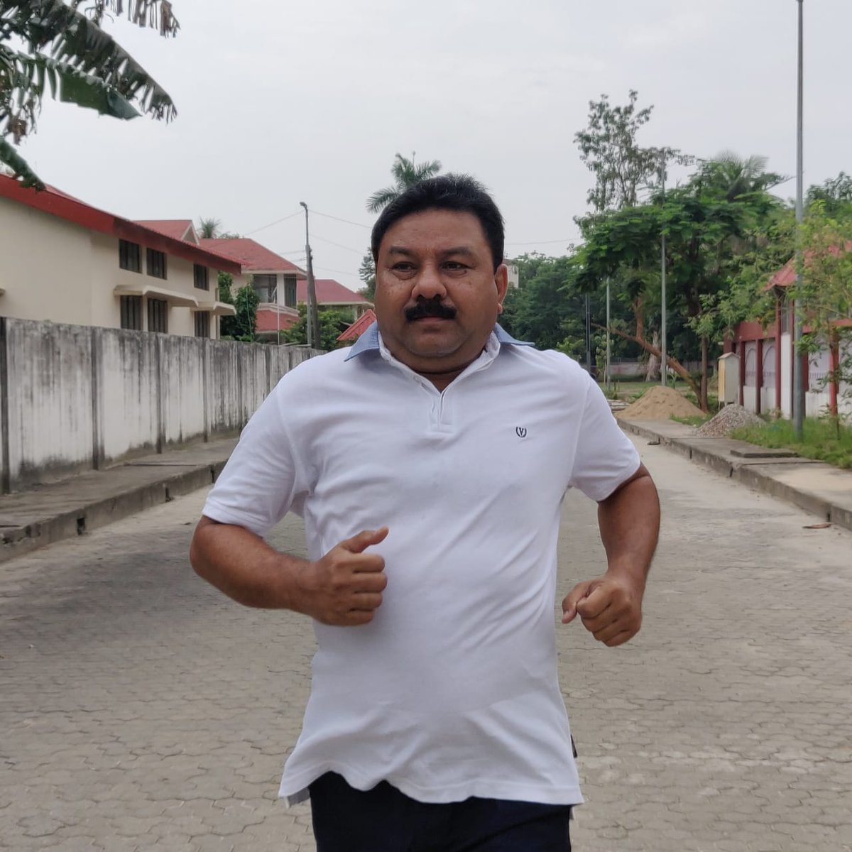 #সুপ্ৰভাত

"জীৱনৰ সমস্ত কলাৰে শ্ৰেষ্ঠ কলা হৈছে ভালদৰে জীয়াই থাকিব জনাটো।" --মহাত্মা গান্ধী

নিয়মিত কৰি অহা শৰীৰচৰ্চা আৰু ব্যায়ামৰ মাজেৰে দিনটোৰ শুভাৰম্ভ কৰি দিনটোৰ কৰ্মসূচীৰ বাবে সাঁজু হৈছোঁ। 

আজিৰ দিনটো আপোলোকৰ শুভ হওঁক ৷

🙏
