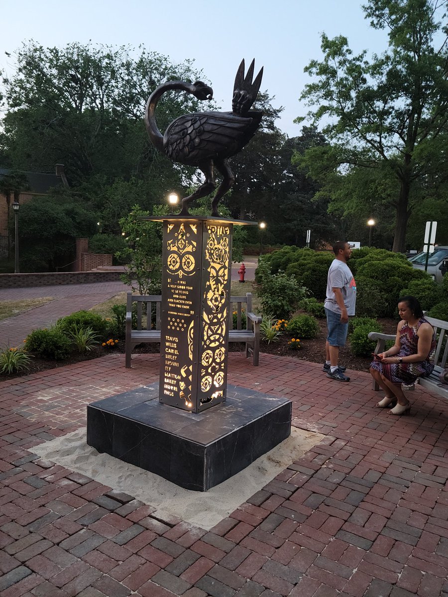 1FishStudio's tweet image. Sankofa Seed at night, Bronze,, Stainless Steel, 4' x 4' x 10'.Sculpture at William &amp;amp; Mary, in front of Jefferson Hall. The project commemorates the first 3 African American resident students at W&amp;amp;M in 1967.
@william_and_mary @muscarellemuseum #sankofaseed #sankofa #publicart