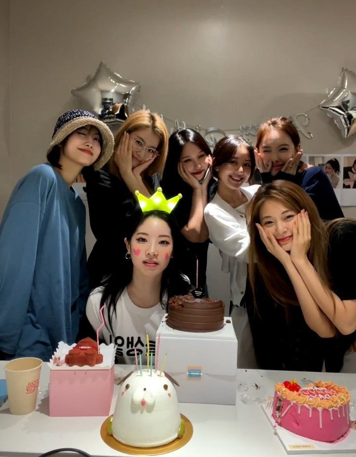 twicejihhyo's tweet photo. Happy birthday to this ball of sunshine, my Dahyunnie. You really didn’t expect us coming at your birthday vlive, did you? Well, for you, of course we make time! I love you, Dahyunnie! 💘

(@dahyoens) https://t.co/Jz9xEhsngp