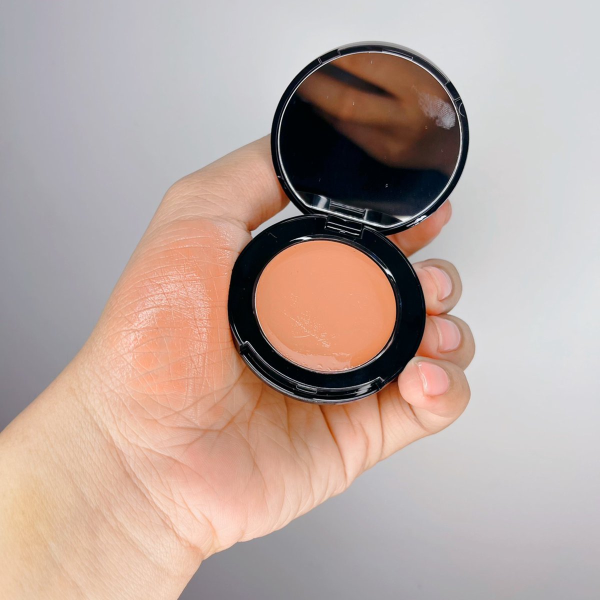 Khunsomsree's tweet photo. รีวิวปัดแก้มเนื้อครีมที่กำลังฮิตกันอยู่ในขณะนี้ Bobbi brown #potrouge #powderpink เป็นสีน้ำตาลส้ม ๆ ดูเป็นธรรมชาติ บ่มแดดเวอร์ เนื้อไม่เหนียว ติดทนม๊ากกกก เข้าใจเลยว่าทำไมขายดี ทาแก้ม ทาปากได้ พกไปคาเฟ่ เติมหน้าก่อนถ่ายรูป เก๋ไก๋ #ของมันต้องมี @BobbiBrown_TH https://t.co/IF8nyVdJmH