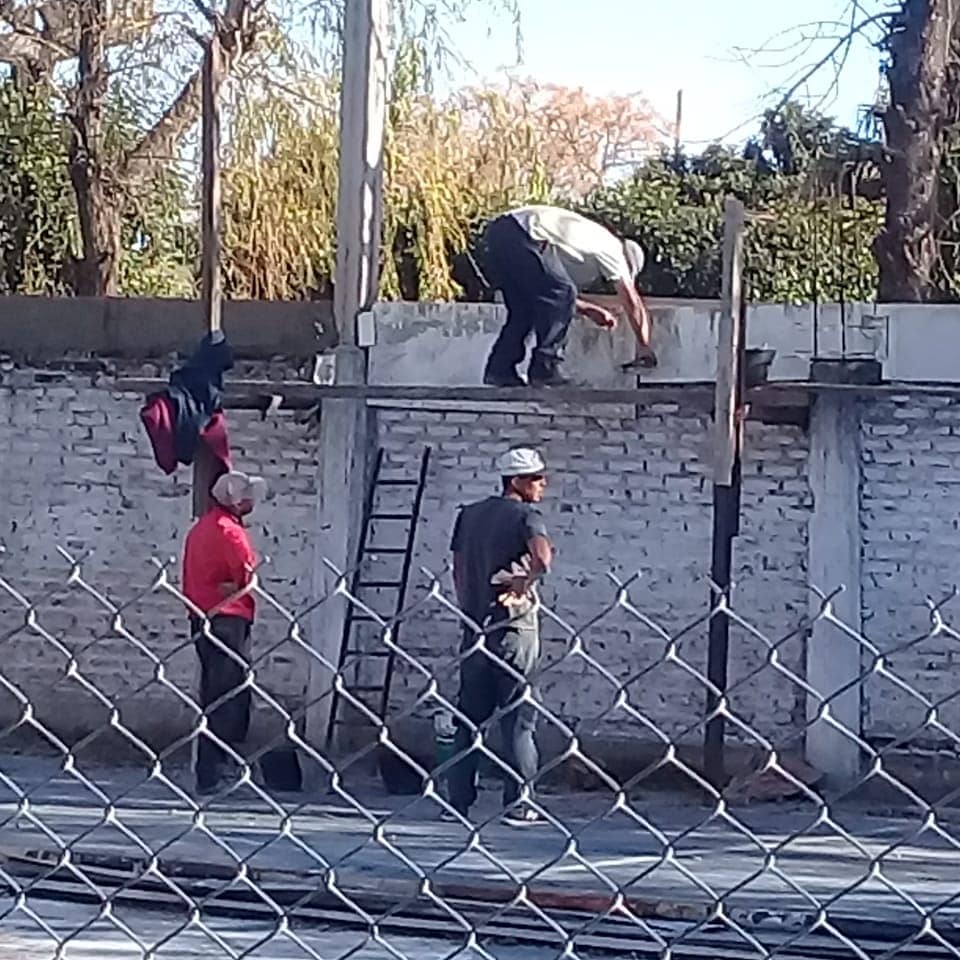 AdijLomas's tweet photo. MANOS A LA OBRA!!!

Orgullosos de ser parte del progreso de las instituciones barriales, en época de pandemia mundial los clubes de barrio nos refaccionamos esperando la vuelta al ruedo.
Agradecemos al int. @minsaurralde , a todo el equipo del @MunicipioLdeZ y a la fund. Bco Pcia https://t.co/11dgHOfAH5