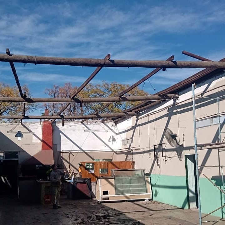 AdijLomas's tweet photo. MANOS A LA OBRA!!!

Orgullosos de ser parte del progreso de las instituciones barriales, en época de pandemia mundial los clubes de barrio nos refaccionamos esperando la vuelta al ruedo.
Agradecemos al int. @minsaurralde , a todo el equipo del @MunicipioLdeZ y a la fund. Bco Pcia https://t.co/11dgHOfAH5