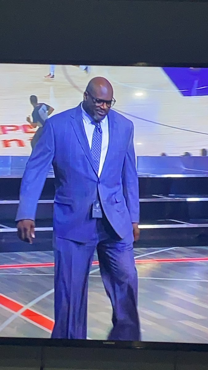 TheHeerOs's tweet photo. Shaq going to return his jacket after the show? @NBAonTNT https://t.co/GPEnOpekB3