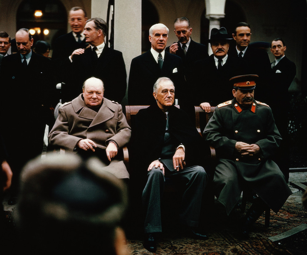 ImperioRuso5's tweet photo. Se lleva a cabo la Conferencia de Yalta en Crimea!
Stalin recibe a Truman @EstadosU1C y a Churchill @ReinoUnido1C para resolver la división de Alemania en 4 partes. (1945) https://t.co/0GBEmXF9U6