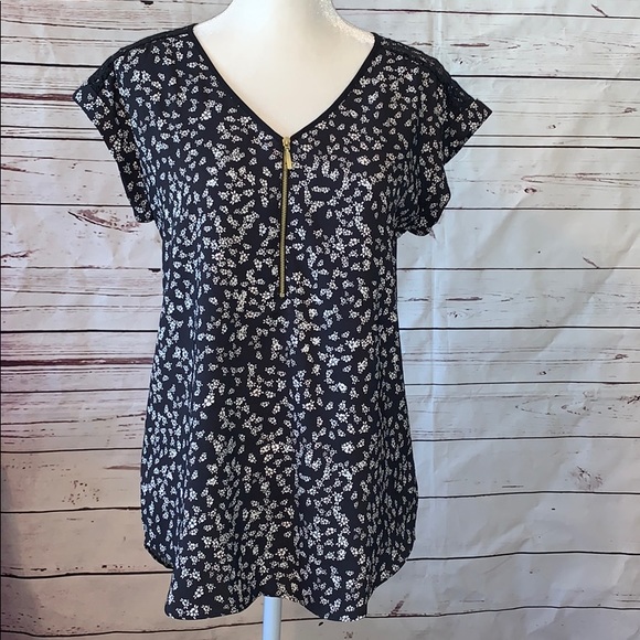 SarahLouisas's tweet photo. So good I had to share! Check out all the items I'm loving on @Poshmarkapp #poshmark #fashion #style #shopmycloset #express #vincecamuto: https://t.co/p5rNVkTdHh https://t.co/cZfL9R6AUe