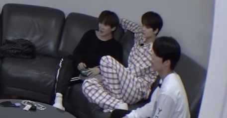 CH7SKIES's tweet photo. 😮😮 they want to do it in secret 

ON CAM                         OFF CAM https://t.co/RLl7GCZNg0