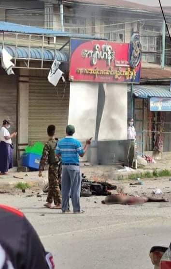 The74Media2019's tweet photo. ရှမ်းပြည်နယ်၊မူဆယ်မြို့တွင် ယနေ့ နံနက် ၈ နာရီခွဲခန့်တွင် ဗုံးပေါက်ကွဲမှုကြောင့် စည်ပင်ဝန်ထမ်းအမျိုးသားတစ်ဦးသေဆုံးခဲ့ကြောင်း သိရသည်။ 
မူဆယ်မြို့ ပြည်ထောင်စုလမ်းမပေါ်ရှိ အထက(၃ )စာသင်ကျောင်းအနီးတွင် ပေါက်ကွဲခဲ့ခြင်းဖြစ်ပြီး တစ်ဦးသေဆုံးခဲ့ကာ အခြားတစ်ဦးမှာ ခြေ..https://t.co/8herQGfnVV https://t.co/18Oay1C253