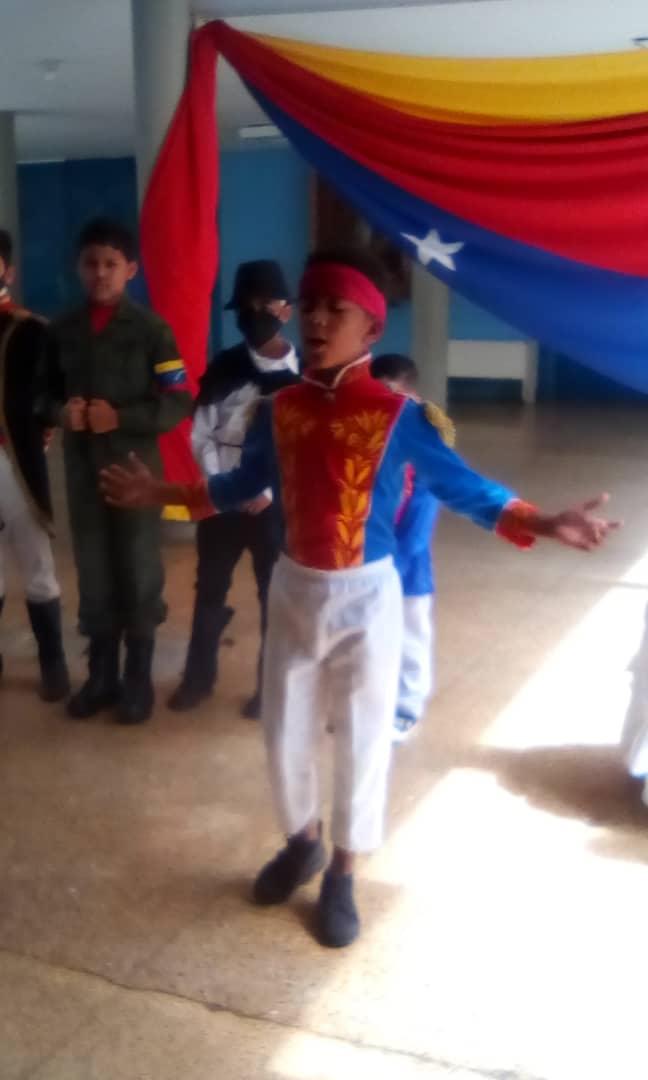 cliflavega's tweet photo. En la Parroquia La Vega, desde la UENB Pedro Fontes, nuestros niños y niñas muestran sus actividades culturales con alegrías de nuestros héroes y heroinas @Cultuinter_ZEDC https://t.co/ARupuvsrLf