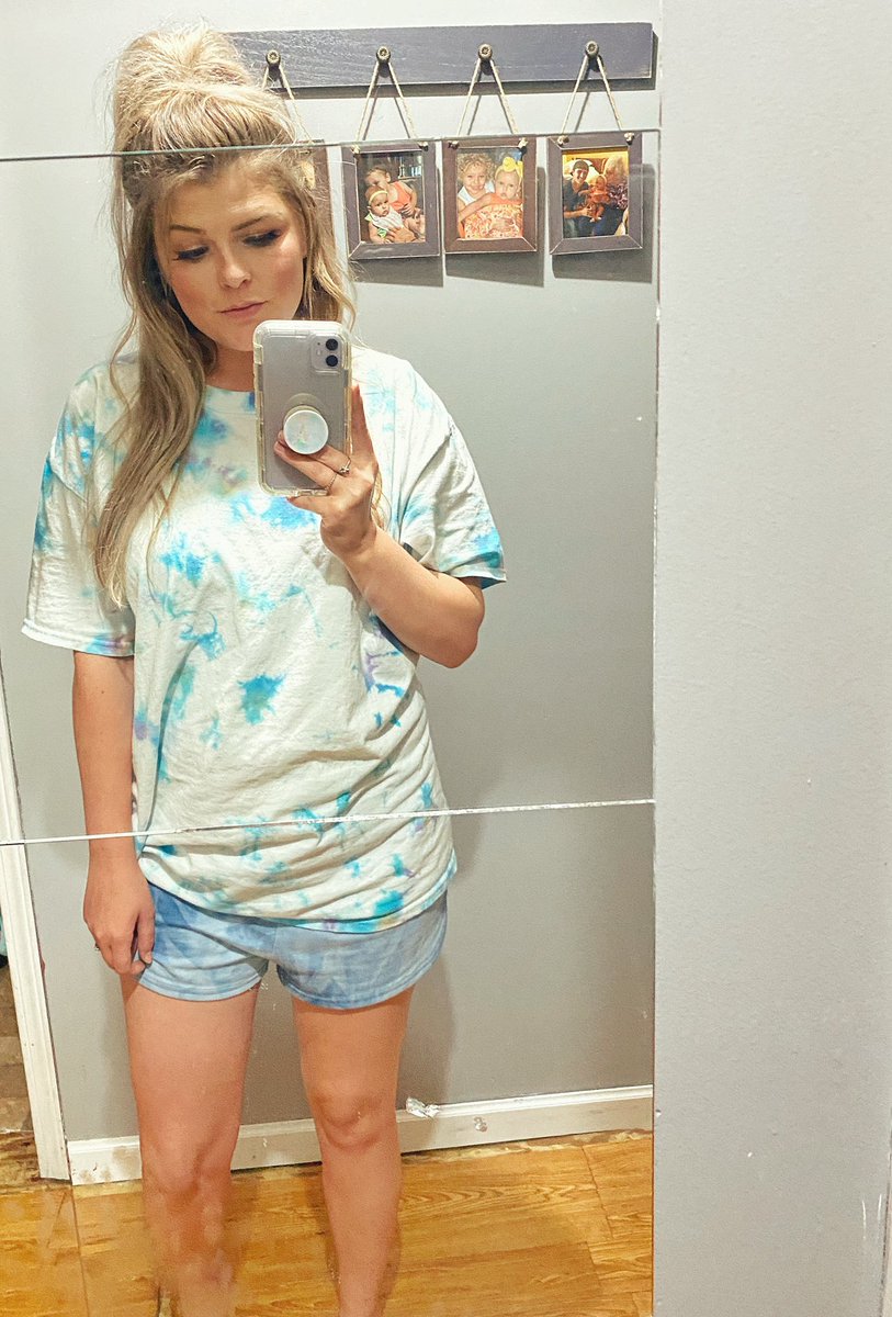 chelsieefaith's tweet photo. Forever hiding my mom bod behind big tshirts 🙂🙃🙂🙃 https://t.co/IUNSx95iYi