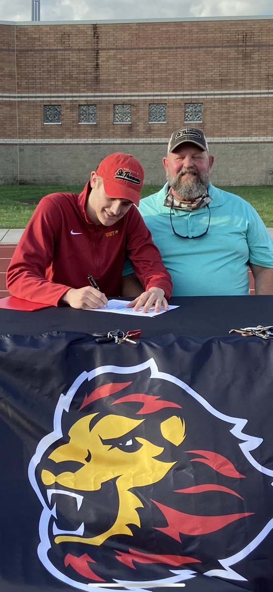 HellstenJoseph's tweet photo. Signing day was a success! @SQLTex @coachhamkp @UST_Medina https://t.co/cgWjDjUXLE