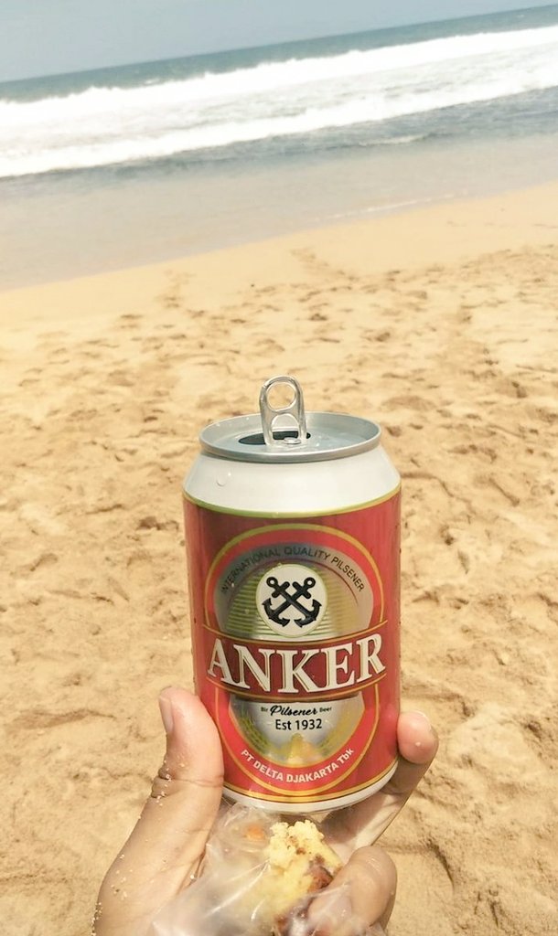 ASekarkedaton's tweet photo. Ketika rasa semangat tak lg muncul, penyemangat hilang &amp; merasakan hidup sendiri tanpa ada orang terdekat, jln pelarian yg nikmat pergi ke pantai sendiri, berteriak sekencang mungkin, sambil menikmati indahnya dunia.
.
.
.
Berusaha menjadi lebih baik itu tak mudah kawan. https://t.co/rkfeCRxefW