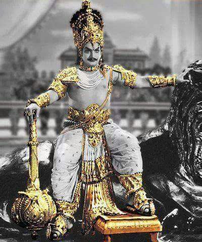 saimadhav_burra's tweet photo. ఎన్టీయార్ అనే ఒక్కపేరు పక్కనపెట్టి 
తెలుగుసినిమానీ తెలుగుజాతినీ ఊహించుకోండి ..
ఆఊహలో మనం ఏది పోగొట్టుకుంటామో అదే N.T.R…
ఆయనవల్ల మనకి ఏది లభించిందో 
అదే N.T.R…
దేశ రాజకీయ ముఖచిత్రాన్ని కూడా మార్చింది ఆయనే ..
భారతరత్న బాధపడుతుంది ..
కొంచెం ఆయనకిచ్చి దాన్ని ఓదార���చండి .🙏 https://t.co/GdvdYdlOVH
