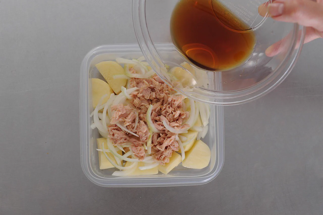 カットした食材を調味料と一緒に電子レンジで温めるだけ！とっても簡単なお手軽レシピ！