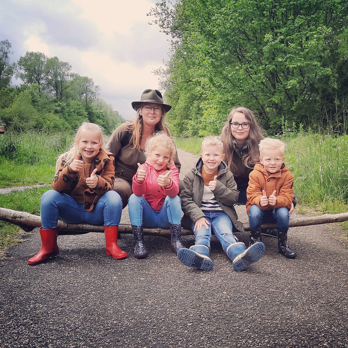 Gisteren met vier kinderen op pad geweest met boswachter Martine, om opnames te maken voor 'De Grote <a href="/at_robert_s/">@Robert's</a>  Show'. Weer veel dingen geleerd over de natuur en mooie beelden gemaakt. Te zien op vrijdag 18 juni om 19:00 uur tijdens De Grote <a href="/at_robert_s/">@Robert's</a> Show #gadeuitdagingaan