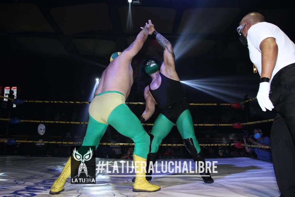 LaTijeraLucha's tweet photo. Lucha por el Campeonato Junior de Juniors de #IWRG, que fue bien llevada en los primeros minutos con llaves y castigos, el #VenenoVerde dominó gran parte y un chispazo del #MonoVerde al castigar con una variante de martinete logran vencer al #HijoDeFishman.
#latijeraluchalibre https://t.co/Yp0JjFXIw8