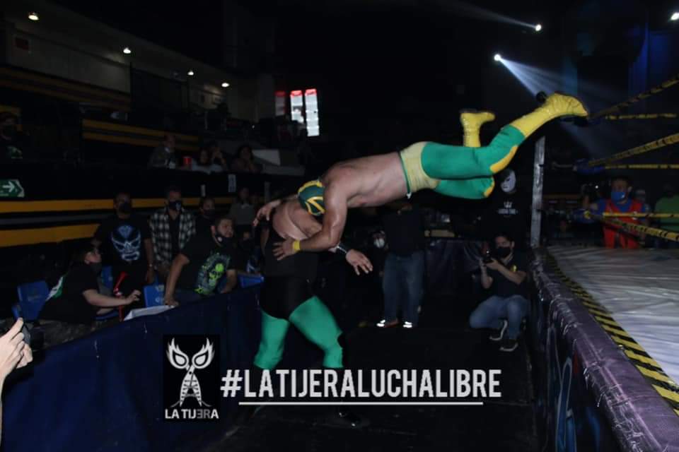 LaTijeraLucha's tweet photo. Lucha por el Campeonato Junior de Juniors de #IWRG, que fue bien llevada en los primeros minutos con llaves y castigos, el #VenenoVerde dominó gran parte y un chispazo del #MonoVerde al castigar con una variante de martinete logran vencer al #HijoDeFishman.
#latijeraluchalibre https://t.co/Yp0JjFXIw8