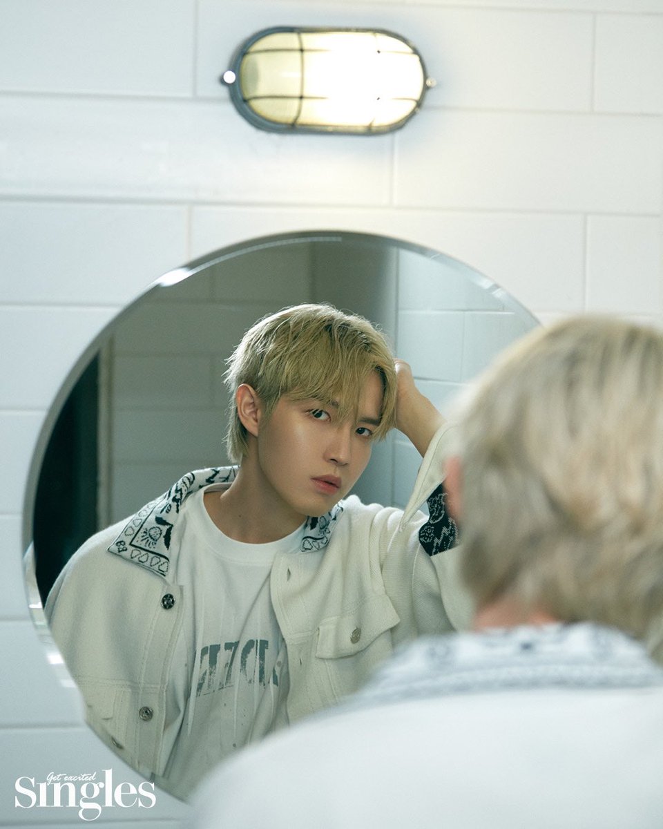 singlesmania's tweet photo. 순진한 얼굴에 방탕한 음색으로 자신만의 영역을 넓히고 있는 가수 #김재환 🎤 천진난만한 표정에서 나오는 소년미를 담은 화보와 아티스트 김재환의 음악에 대한 생각을 담은 인터뷰까지! 싱글즈 6월호에서 만나보세요💖 @KJH_officialtwt #KIMJAEHWAN https://t.co/ROQbxapLbD https://t.co/hJTzglVO2B