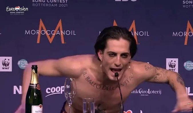 And there's a woman. Yeah, A woman. Who I love, I got close..

I NEARLY GOT FUCKING EVERYTHING

(dovevo, dovevo, altrimenti scoppiavo)