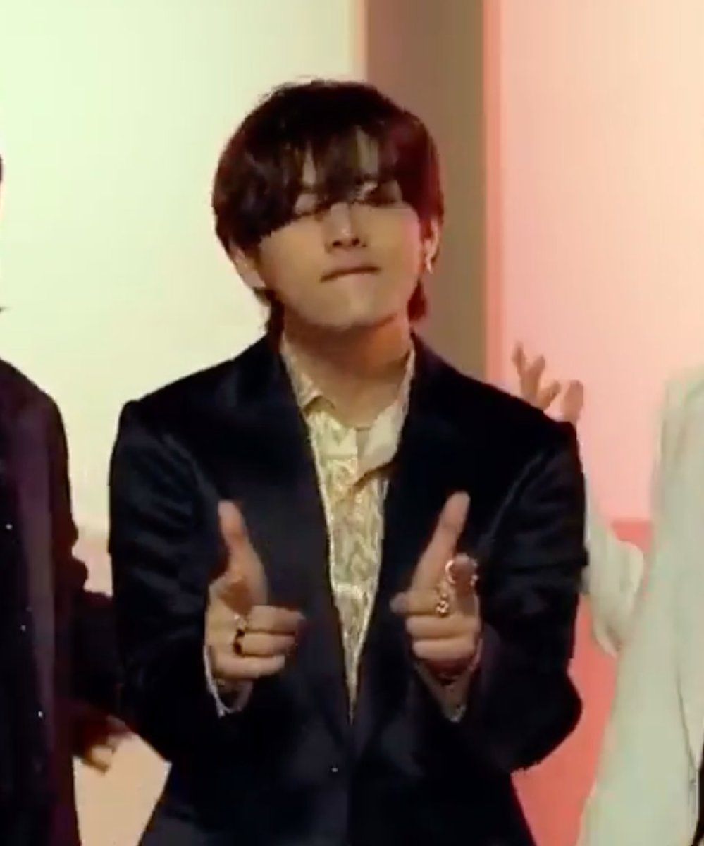 sandraluvr's tweet photo. pointing at me cus hes tryna hint hes about to ask me out ? https://t.co/Gv8Z0MW6nk