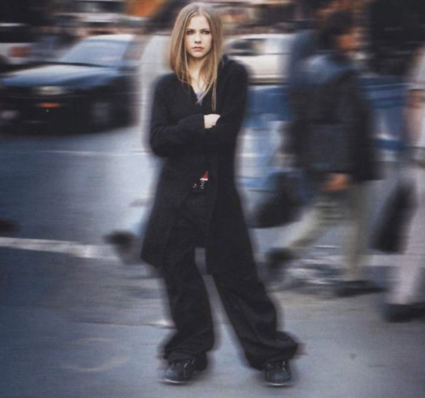 kevvoLBS's tweet photo. Avril Lavigne finally opened her coat.
2002                                   2021 https://t.co/JaAd6qk5ZA