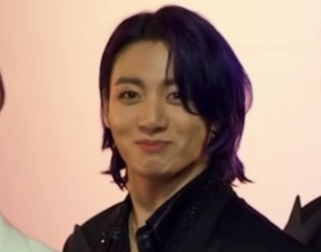bffjeongguk's tweet photo. jungkook trying not to laugh https://t.co/gBWRtYVCA1