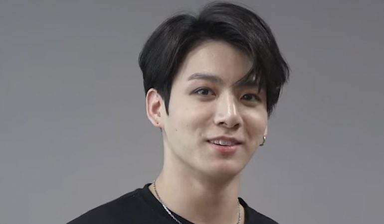 bffjeongguk's tweet photo. jungkook trying not to laugh https://t.co/gBWRtYVCA1