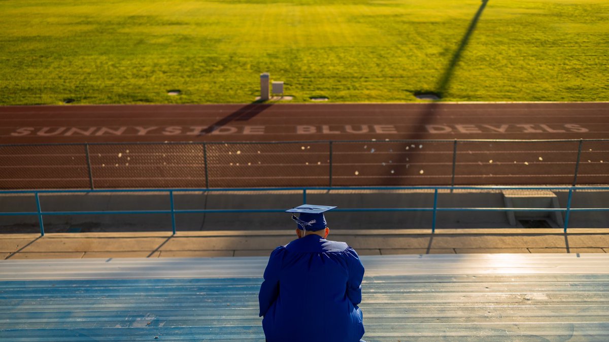 Tsa9381's tweet photo. One chapter closed, while another one awaits you...#SimpsonStorm #senioryear #SunnysideHighSchool @A_Galvez2021 https://t.co/ZmgiNgKFMH