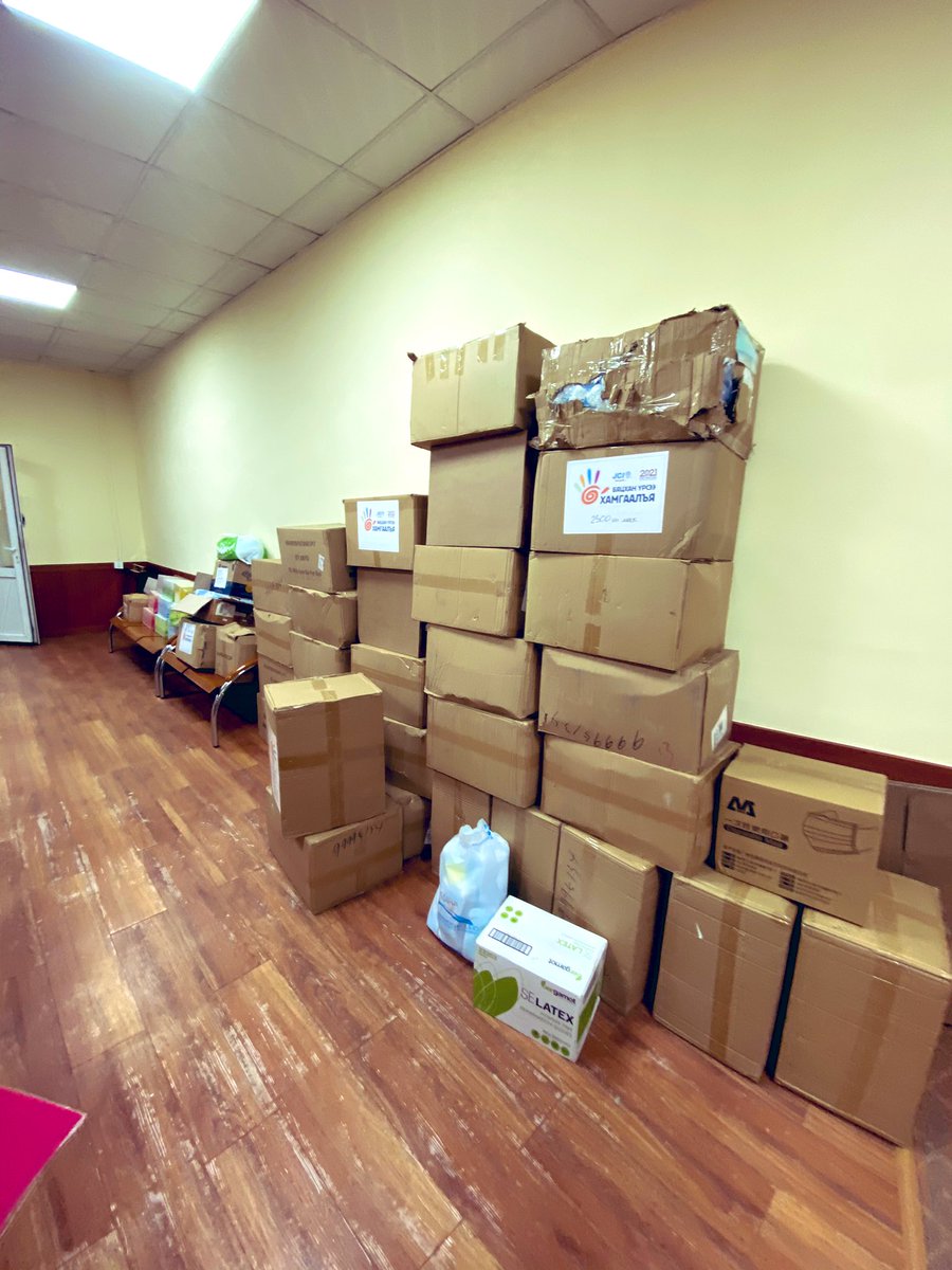 JCI Монгол байгууллага "Бяцхан үрсээ хамгаалъя" аяны хүрээнд өнөөдөр 30 сая гаруй төгрөгийн үнэ бүхий нэн шаардлагатай байгаа хүчилтөрөгчийн баллон болон бусад халдвар хамгааллын хэрэгслийг Эрүүл мэндийн яаманд хүлээлгэн өглөө.