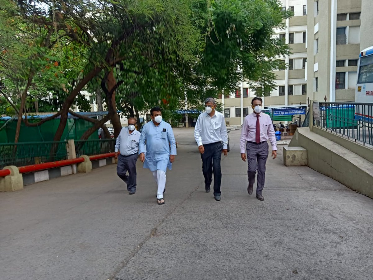 MBPatil's tweet photo. ಆಕ್ಸಿಜನ್ ಕೊರೋನಾ ರೋಗಿಗಳ ಚಿಕಿತ್ಸೆಗಾಗಿ ಬಹುಮುಖ್ಯ ಅವಶ್ಯಕತೆಯಾಗಿದೆ. ಬಿ.ಎಲ್.ಡಿ.ಇ. ಆಸ್ಪತ್ರೆಯಲ್ಲಿ ಇದರ ಕೊರತೆ ಬಾರದಂತೆ ನೋಡಿಕೊಳ್ಳಲು ಹೆಚ್ಚುವರಿ ಆಕ್ಸಿಜನ್ ಪ್ಲಾಂಟ್ ಒಂದನ್ನು ಅಳವಡಿಸಲಾಗಿದ್ದು ಅದರ ಪರಿವೀಕ್ಷಣೆ ನಡೆಸಿ ಕಾರ್ಯರಂಭಕ್ಕೆ ಚಾಲನೆ ನೀಡಲಾಯಿತು. ಕೊರೋನಾ ರೋಗಿಗಳ ಚಿಕಿತ್ಸೆಯಲ್ಲಿ ಇದು ಸಂಜೀವಿನಿಯಾಗಿ ಸಹಕರಿಸಲಿದೆ. https://t.co/9T0r31zpQx