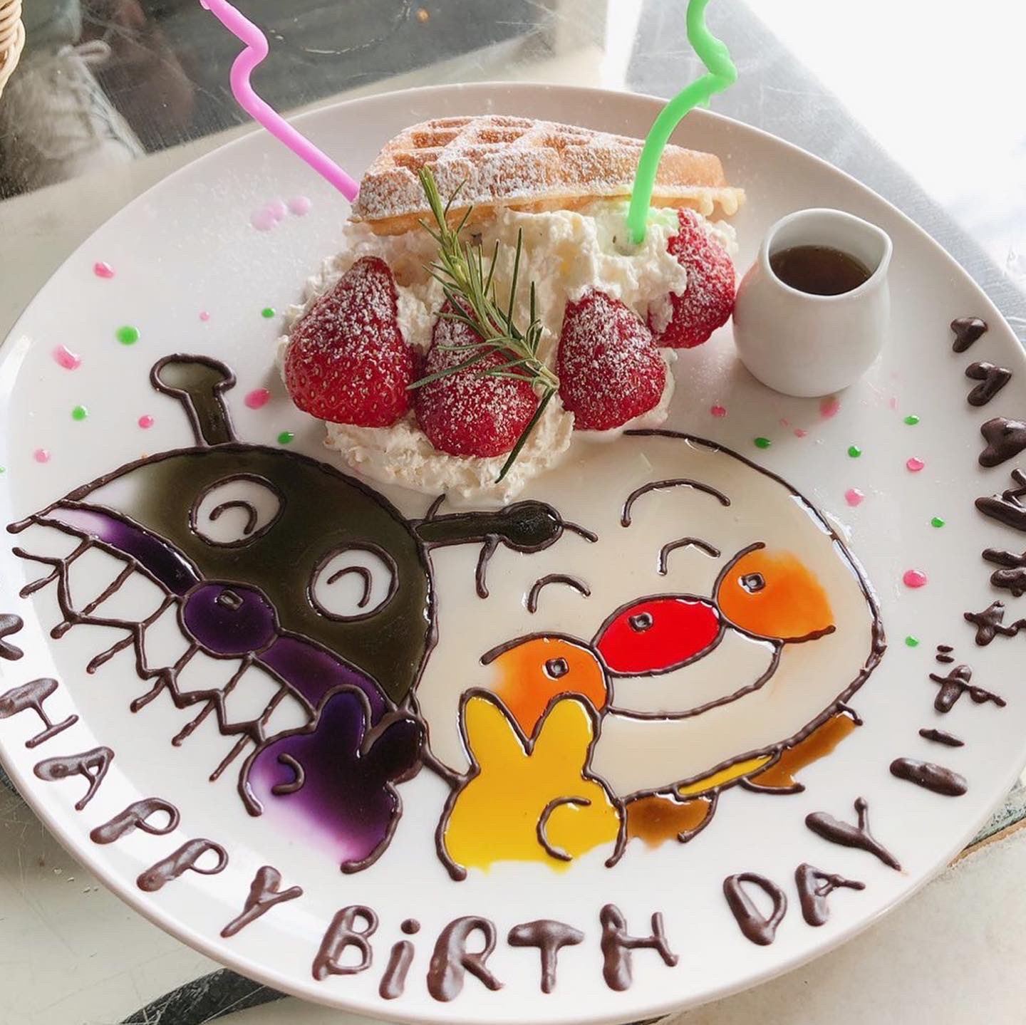 Deckcafe ᕼᗩᑭᑭy ᗷiᖇtᕼᗞᗩy アンパンマンとバイキンマンで お受けさせていただきました おめでとう御座います Deckcafe デッキカフェ チョコペンアート サプライズプレート バースデープレート アンパンマン 和歌山