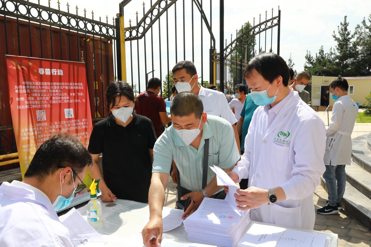 DailyBaeNews's tweet image. Chinese citizens living in Uzbekistan have begun being vaccinated as part of China’s global campaign to inoculate its nationals living and working abroad. The first batch of 500 Chinese received the jabs on May 17th in Tashkent, capital of Uzbekistan. 
#SpringSprout #COVIDVaccine