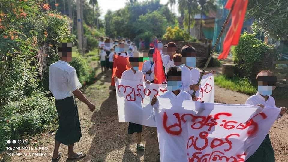 Choco19771813's tweet photo. Anti-military protests took place in Magyun Maw village, Launglone Township. #WhatsHappeningInMyanmar  #May28Coup https://t.co/JmHh69E2gH https://t.co/DgUv1fXtUW