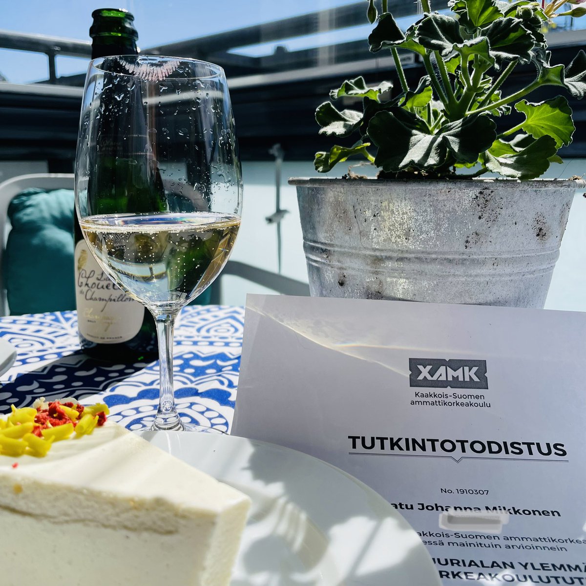 satu_mikkonen's tweet photo. Valmistujaisjuhlat parvekkeella kesken työpäivän: shampanjaa, kakkua ja itse printattu todistus 😊#xamkjuhlat #valmistujaiset https://t.co/RpqpDyYbr9