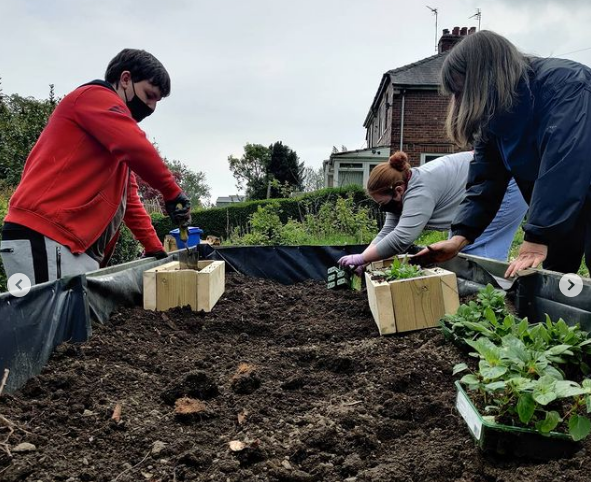 pxiprojects's tweet photo. Photo of our recent Make a Planter day on the community allotments - thanks to @brightboxmaker 
#CommunityGrowing #GrowingInCommunity https://t.co/SxvOM5JlCs