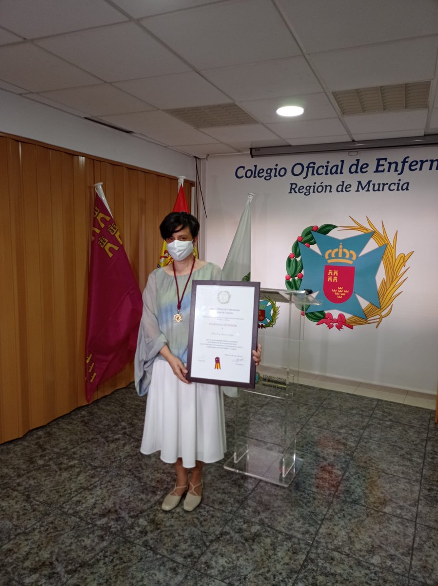 Investenisciii's tweet photo. Ayer @eabadcorpa recibió el galardón de Colegiada de Honor del @coemur por su aportación a la profesión  como enfermera investigadora. 
Desde @Investenisciii queremos celebrar esta estupenda noticia y darle la enhorabuena por toda su carrera
@UMU @IMIB_Arrixaca @Area7ReinaSofia https://t.co/3XUSu18gN0