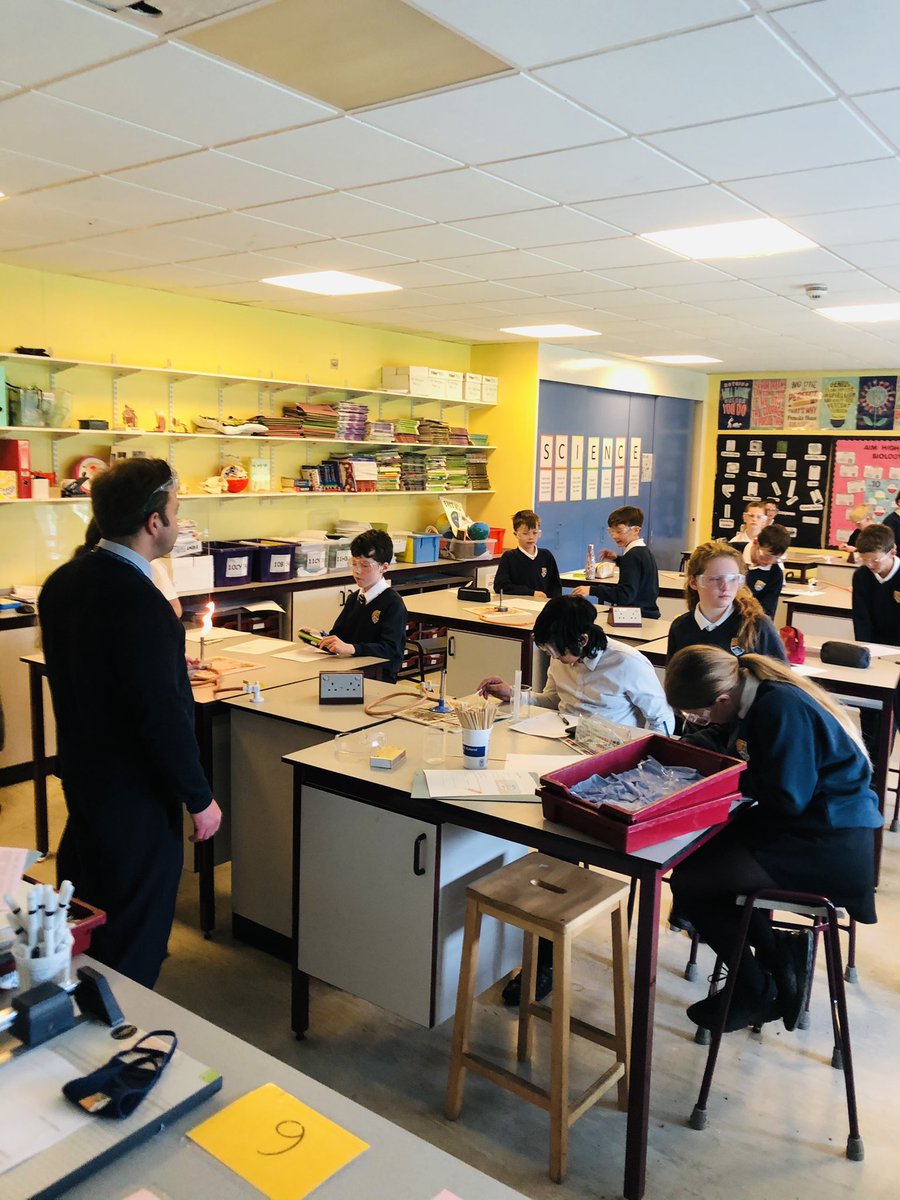 ChristletonHS's tweet photo. Year 7 listening carefully and experiencing practical skills in Science 🙌 #learningnewskills #backinthelab  💡🧪🔬🔥 https://t.co/LnSd1qv06U