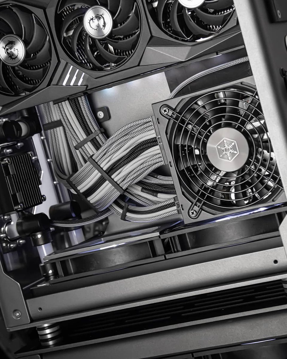 SilverStoneEU's tweet photo. A great sleeved cable set and cable management for #SX1000 Platinum by #MDPCX &amp; #Tech4Gaming https://t.co/lJ1u0AnQKW