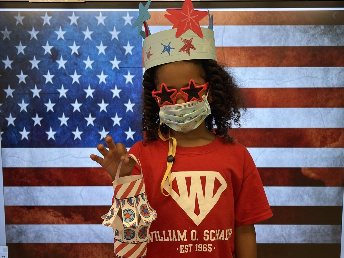 SoleidyE's tweet photo. Patriotic in room 24! @WOSnews #MsEstevezWOS #MemorialDay https://t.co/SXPbHewx5q