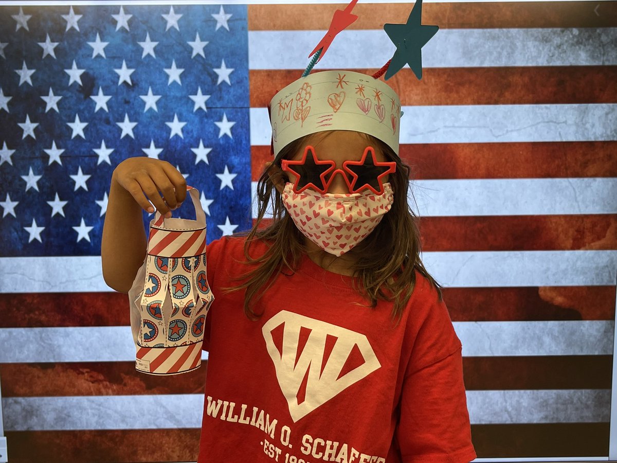SoleidyE's tweet photo. Patriotic in room 24! @WOSnews #MsEstevezWOS #MemorialDay https://t.co/SXPbHewx5q