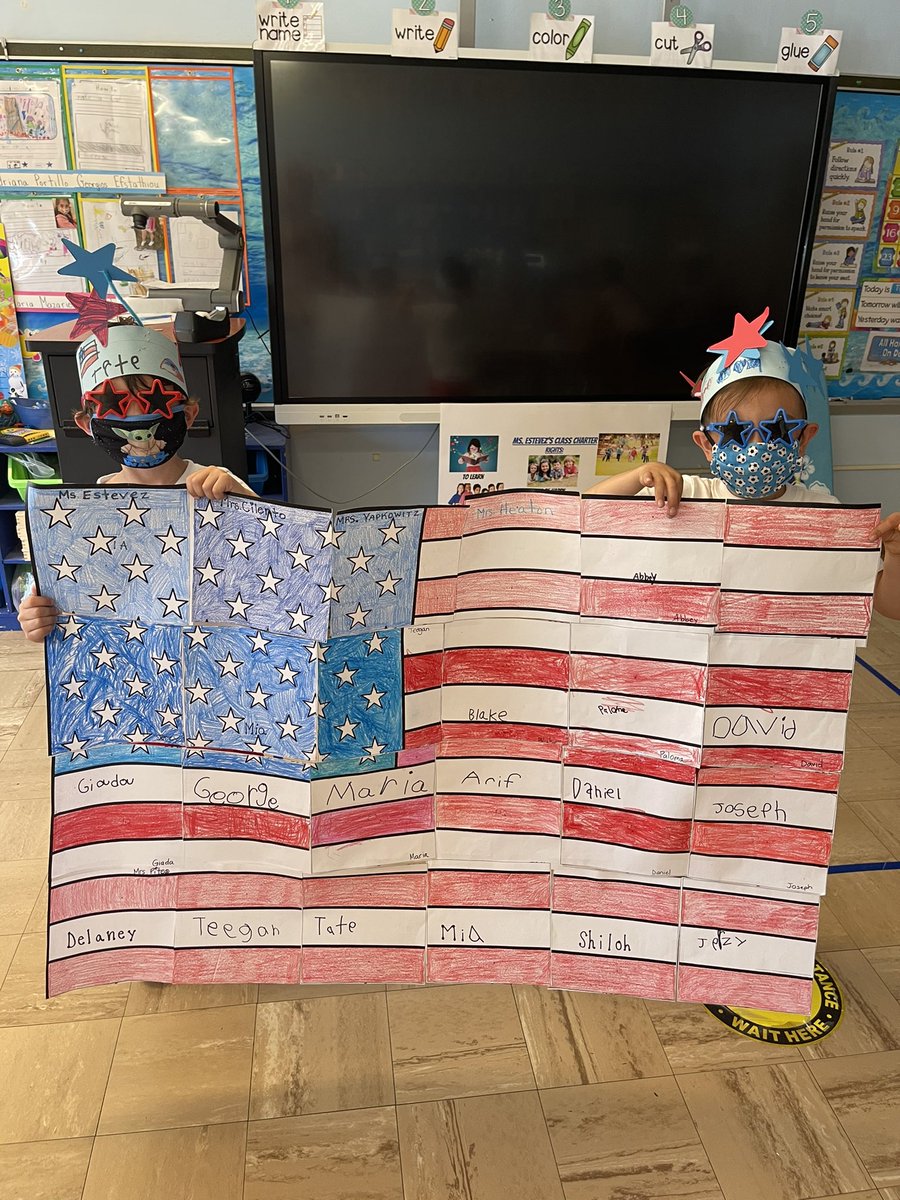 SoleidyE's tweet photo. Patriotic in room 24! @WOSnews #MsEstevezWOS #MemorialDay https://t.co/SXPbHewx5q