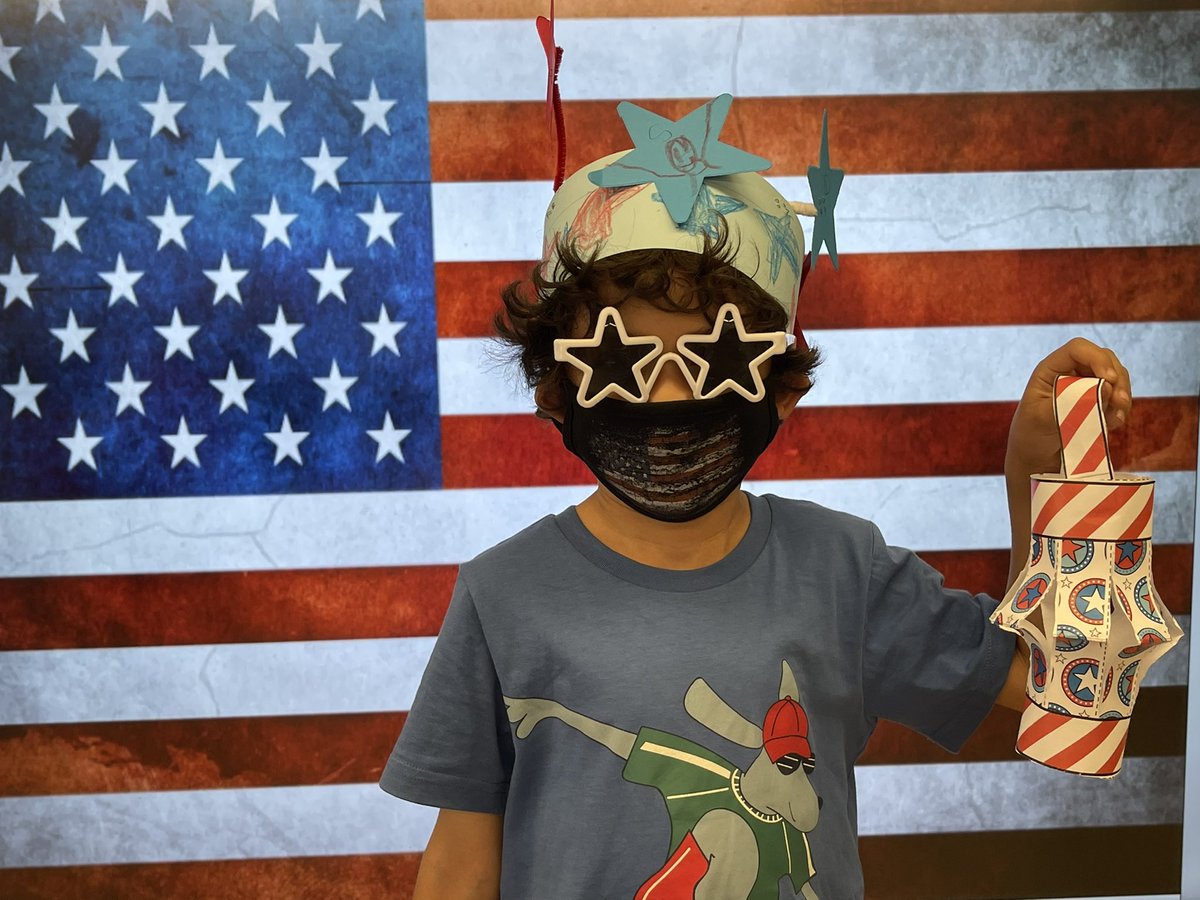 SoleidyE's tweet photo. Patriotic in room 24! @WOSnews #MsEstevezWOS #MemorialDay https://t.co/SXPbHewx5q