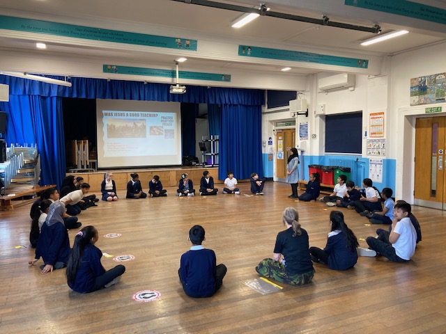 CubittTownPri's tweet photo. Oracy discussions are a great way to develop our learning in RE. Year 5 talked in a circle and in trios about 'What makes a good teacher?', linking our discussions to the work we have done this term on the teachings of Jesus.
#Oracy #RE #gettalkinginclass @OracyTH @voice21oracy https://t.co/gH2N04HzB0