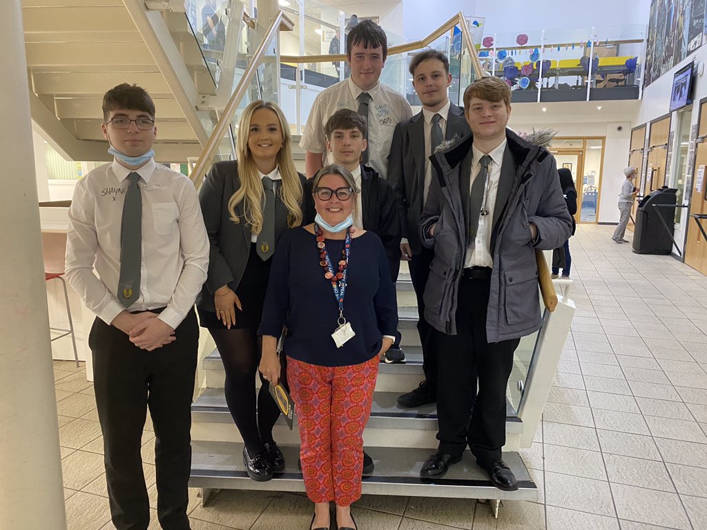 MaestegGeog's tweet photo. Just these💙❤️my fabulous geographers #Classof2021  you have been amazing!!! Will miss you so much my beautiful humans🌍💙❤️fly high; and remember keep being you x it’s been a privilege @MaestegSix @MaestegSchool https://t.co/4oBXXg1IQz