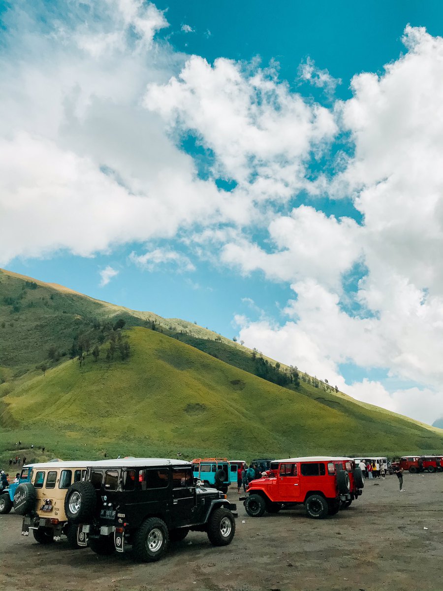 fadlimuu's tweet photo. Tahun kemarin memang nggak pernah kemana2, udah lagi jenuh dan pusing akirnya November 2020 nyempetin ke Bromo. Nggak nyesel sih, pas itu kondisi bener2 lagi hijau banget. #iphone #bromo https://t.co/hshZTAYeu1