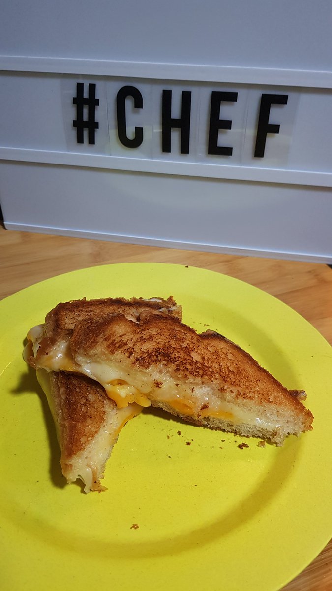 FlandePoster's tweet photo. Hola Flanes!!! Ya es viernes y os traigo nueva receta para la sección #FilmFoodFactory, un facilísimo y crujiente #SandwitchDeQueso de la película #Chef, que de platos ricos nos está ofreciendo 😁
Espero que os guste, feliz fin de semana!!!
#Receta #Cheese https://t.co/acmNkHO4S5 https://t.co/7wsodo78HW