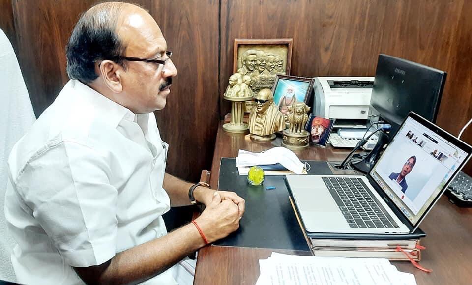thamoanbarasan's tweet photo. தமிழ்நாட்டின் தொழில்துறையின் தேவைகளுக்கான தென்னிந்திய தொழில் வர்த்தக சபையின் கொள்கை பரிந்துரைகள் பற்றிய காணொலி காட்சி மூலம் நடைபெறும் கலந்தாய்வு கூட்டத்தில் கலந்துக்கொண்டு சிறப்புரையாற்றிய போது.. https://t.co/KPf0eXh8vn