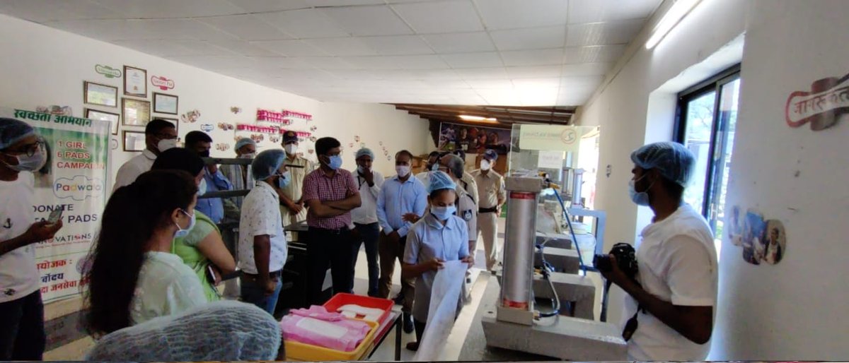 BhindCollector's tweet photo. कलेक्टर डॉ सतीश कुमार एस एवं एसपी श्री मनोज कुमार सिंह ने अटेर के ग्राम मनेपुरा में सैनिटरी पैड बनाने वाली राग इनोवेशन इंडस्ट्री का अवलोकन किया। इंडस्ट्री के संचालक श्री अनुराग बौहरे ने सैनिटरी पैड बनाने की विधि से अवगत कराया। साथ ही कलेक्टर डॉ सतीश कुमार एस एवं एसपी श्री मनोज https://t.co/fXnpidtXxN