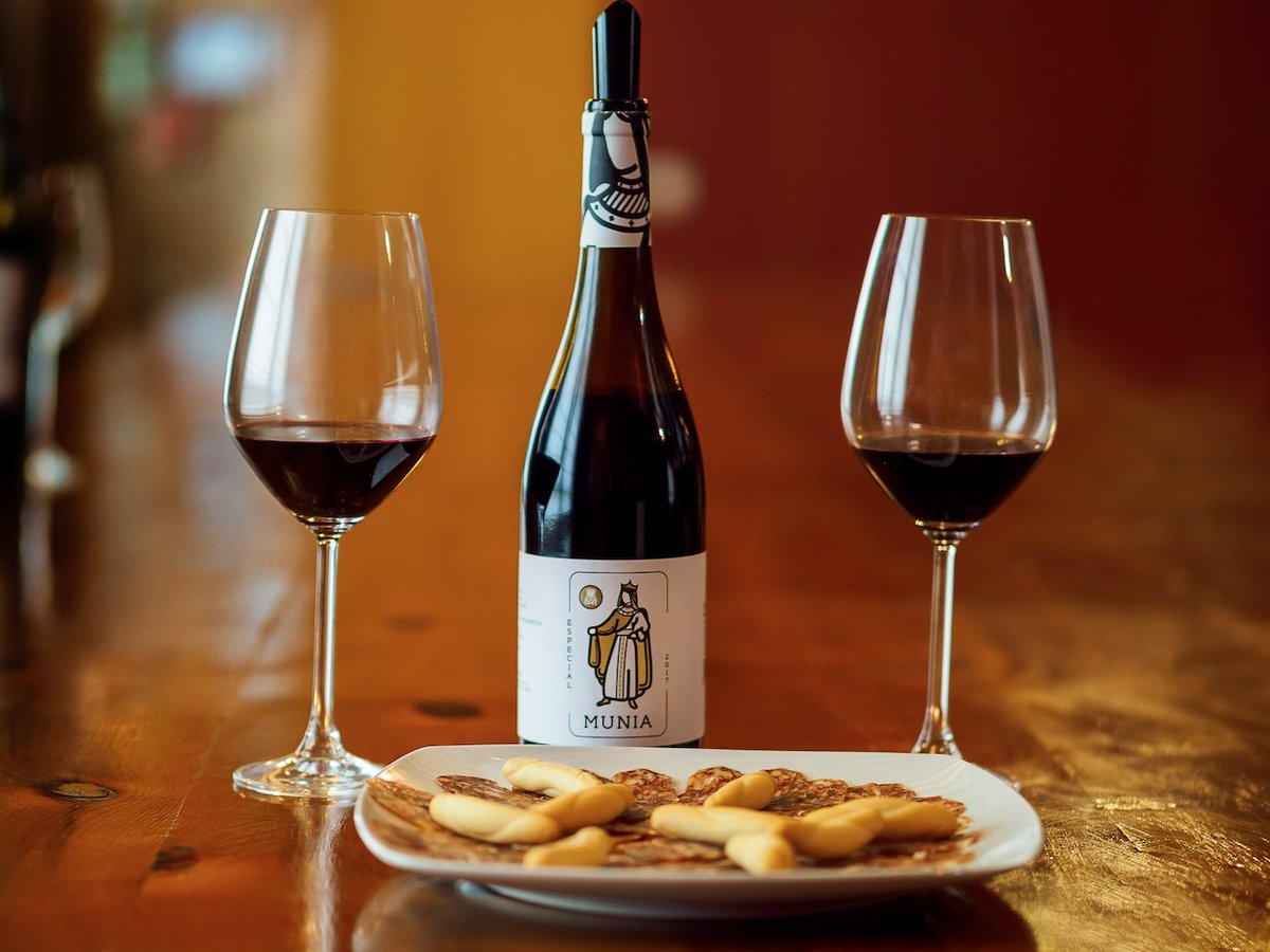 Un aperitivo espectacular acompañado de nuestro Munia Especial.

#Munia #ViñaGuareña #tintadeToro #vinodeToro